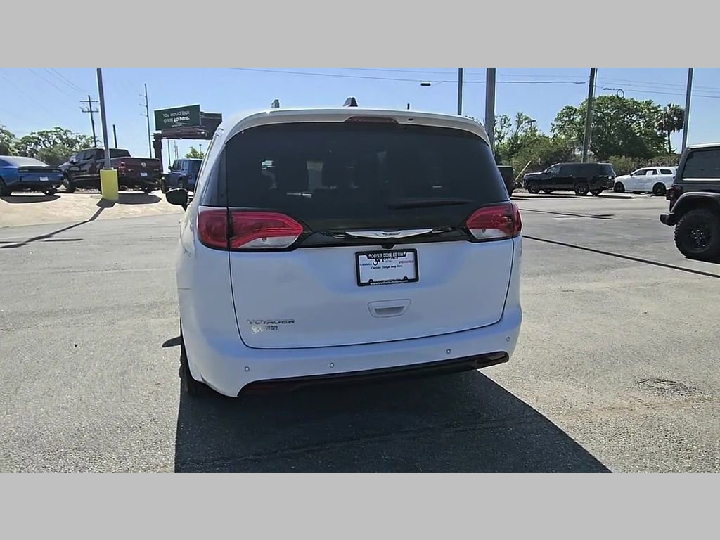 Used 2025 Chrysler Voyager LX FWD image 29