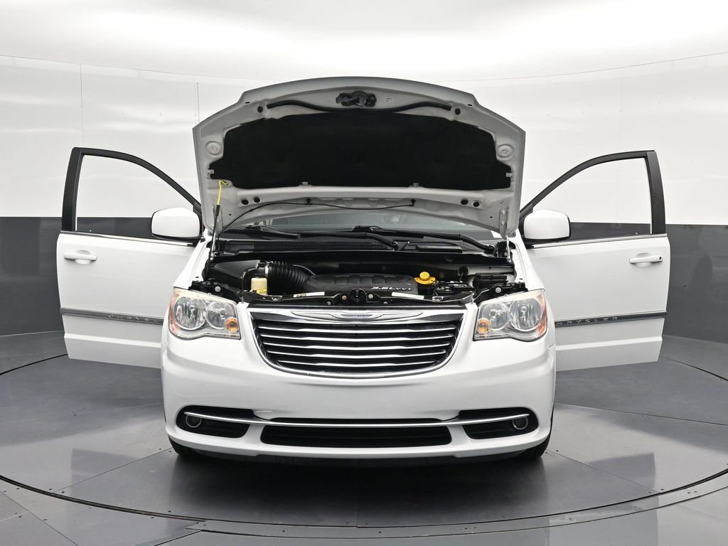 Used 2016 Chrysler Town & Country Touring FWD image 39