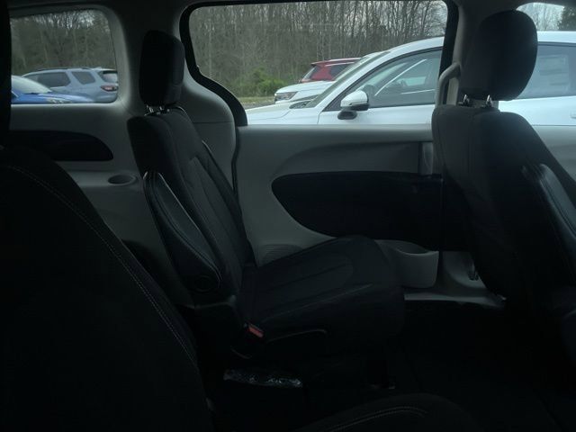 Used 2023 Chrysler Voyager LX image 12
