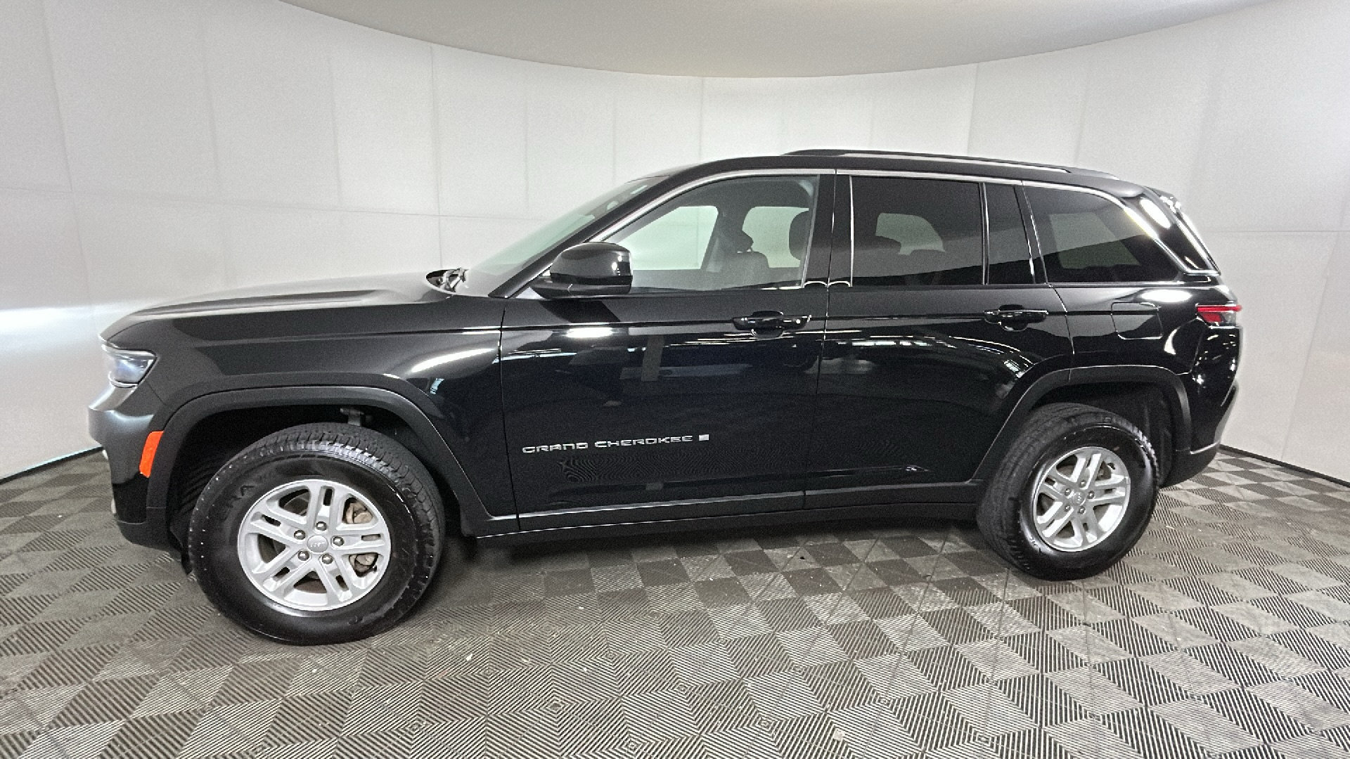 Used 2023 Jeep Grand Cherokee Laredo w/ Luxury Tech Group I AWD/4WD image 7