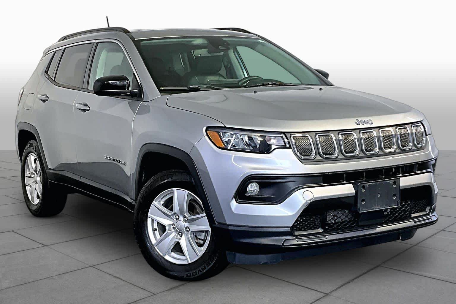 Used 2022 Jeep Compass Latitude w/ Sun and Sound Group AWD/4WD image 3
