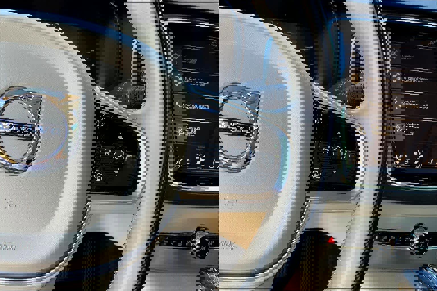 Used 2017 Volvo XC90 T5 Momentum w/ Vision Package image 24