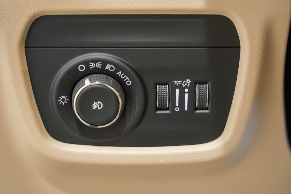 New 2025 Jeep Grand Cherokee Limited w/ Luxury Tech Group II image 40