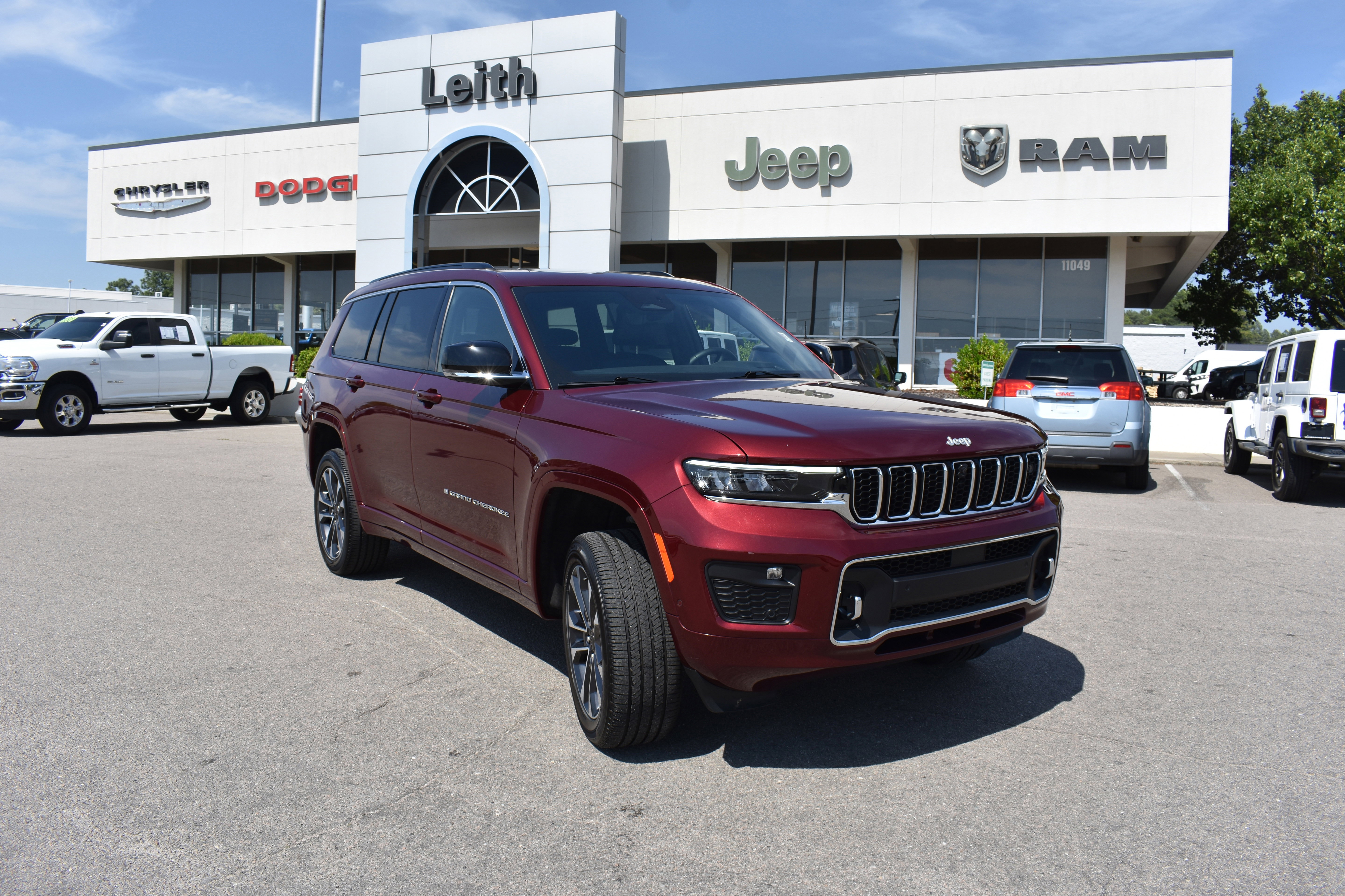 Used 2025 Jeep Grand Cherokee L Overland w/ Advanced Protech Group III AWD/4WD image 1