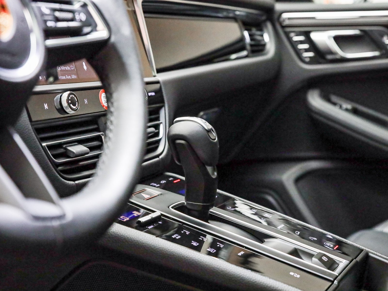 Certified 2025 Porsche Macan AWD/4WD image 23
