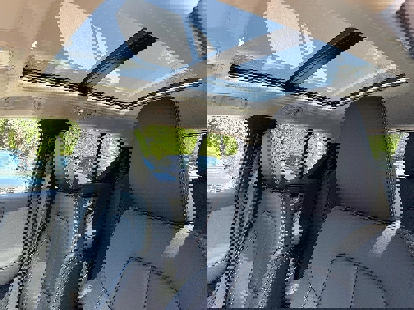 New 2025 Volvo XC40 B5 Ultra w/ Protection Package image 13