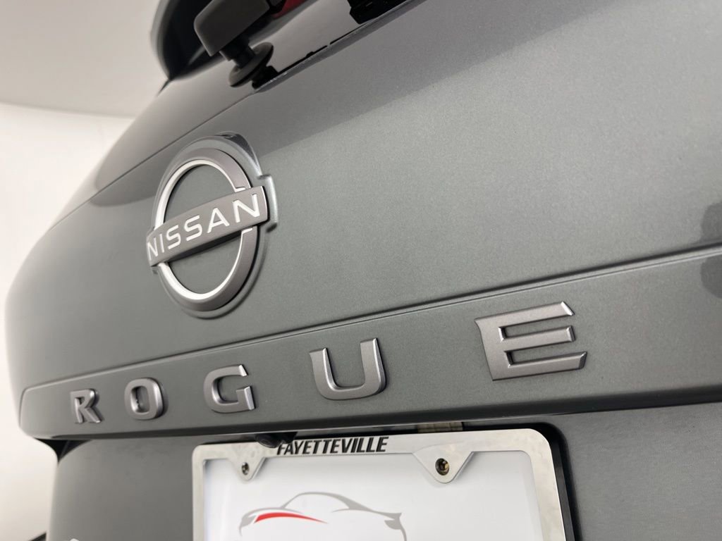 Used 2025 Nissan Rogue SV AWD/4WD image 3