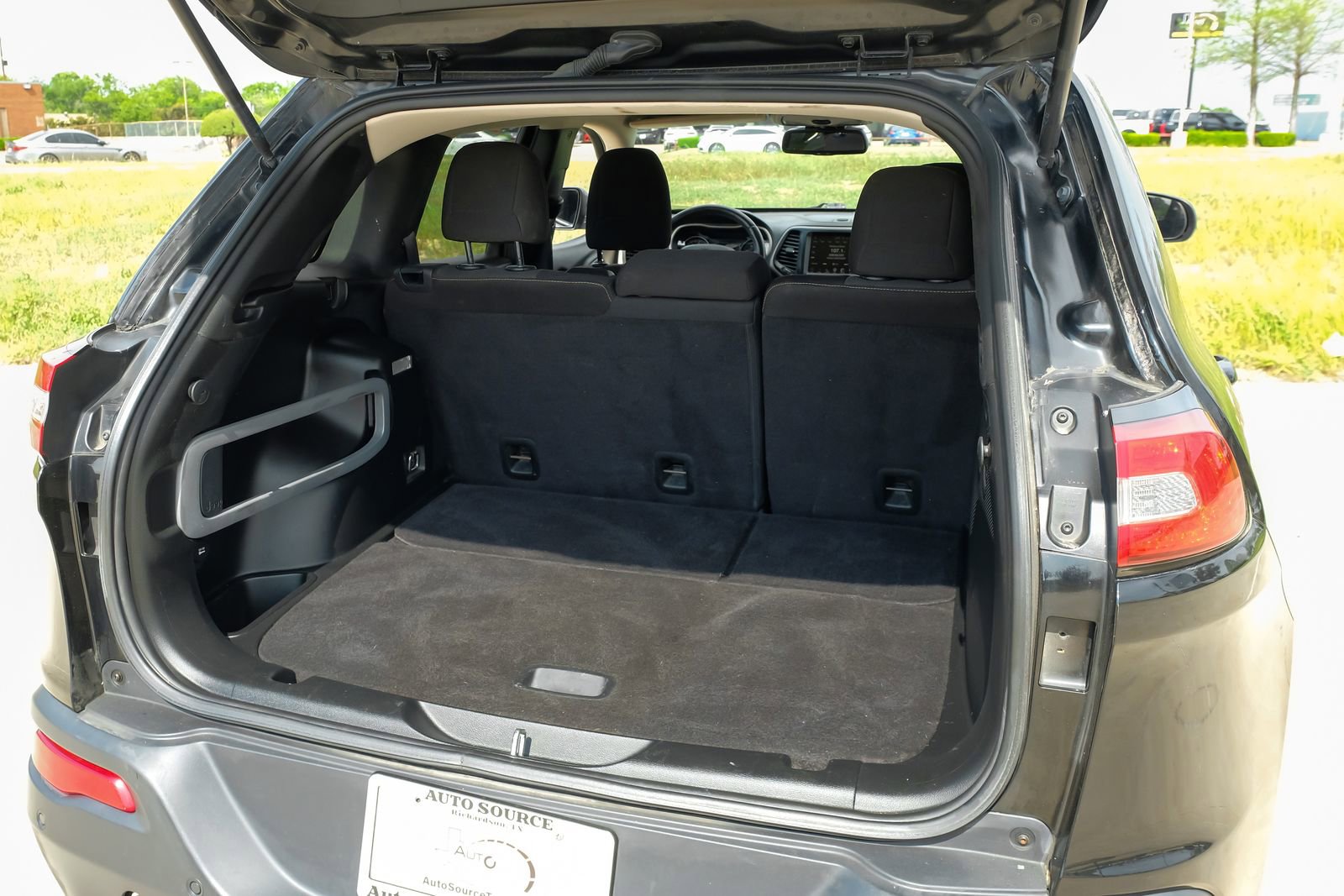 Used 2017 Jeep Cherokee Latitude w/ Safety/Convenience Group image 52