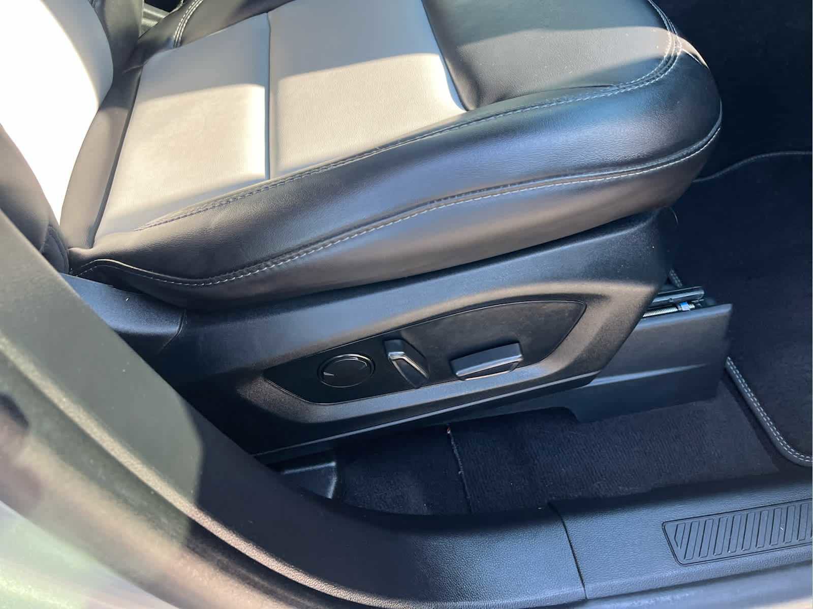 Used 2022 Ford Explorer XLT w/ Equipment Group 202A image 14