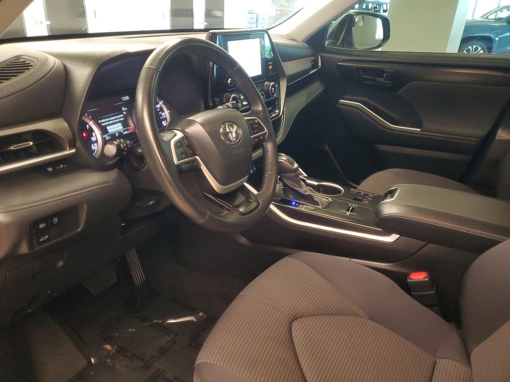 Used 2024 Toyota Highlander LE image 17