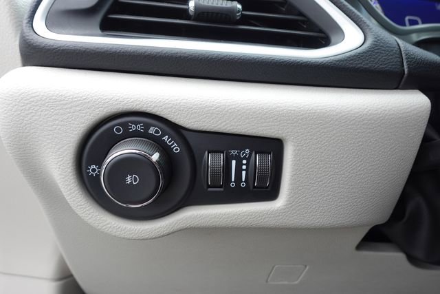 Used 2022 Chrysler Pacifica Touring-L image 17