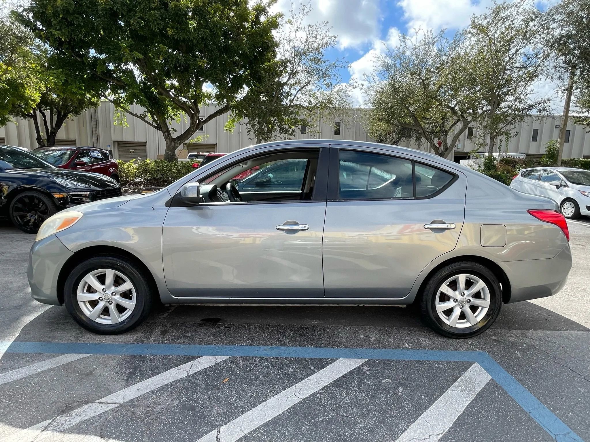 Used 2012 Nissan Versa SL image 7