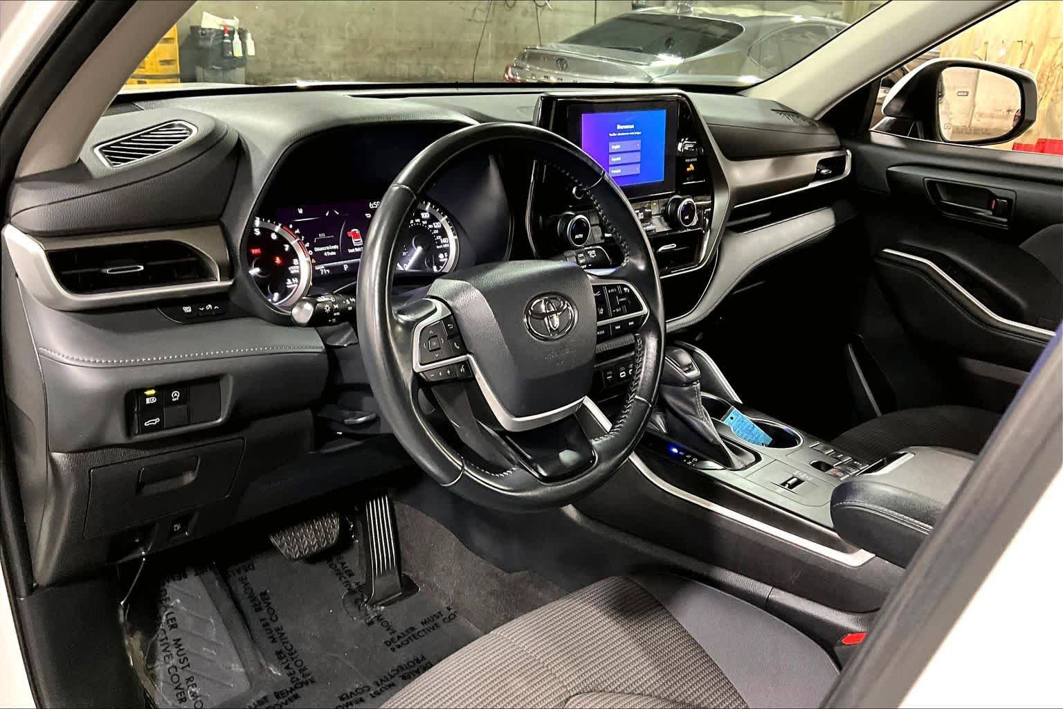 Used 2023 Toyota Highlander LE FWD image 18