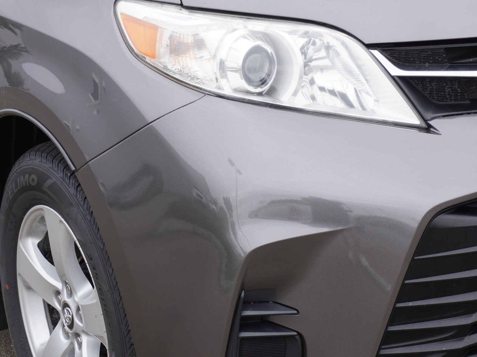 Used 2020 Toyota Sienna LE w/ Carpet Mat Package FWD image 3