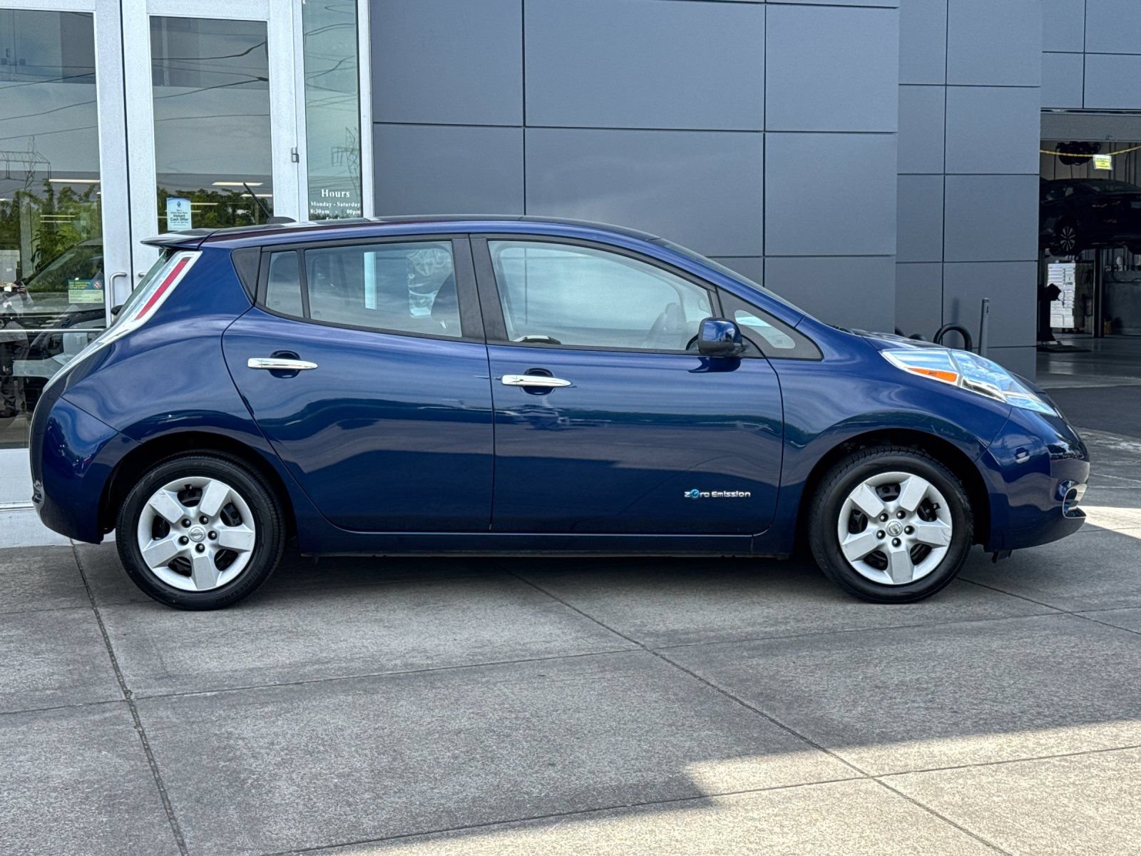 Used 2017 Nissan Leaf S FWD image 2