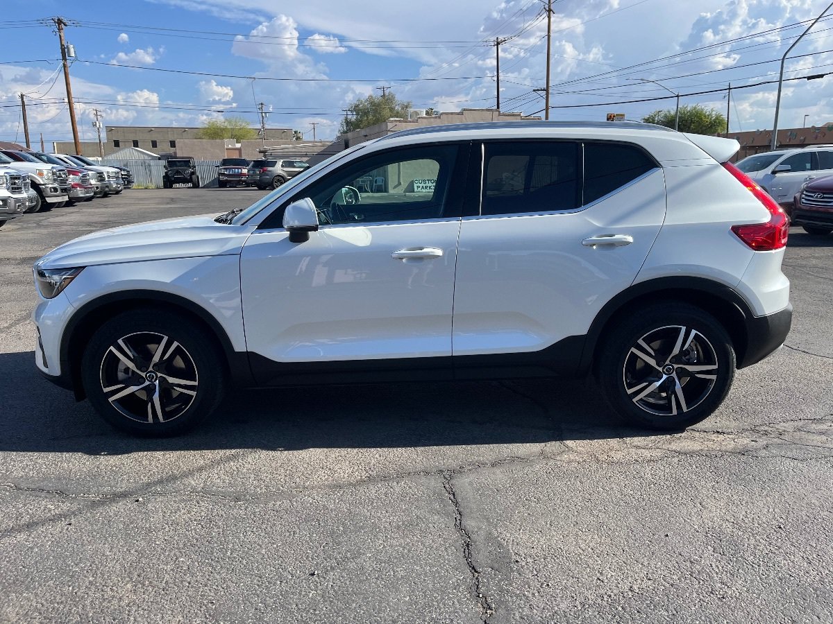 Used 2023 Volvo XC40 B5 Plus AWD/4WD image 9