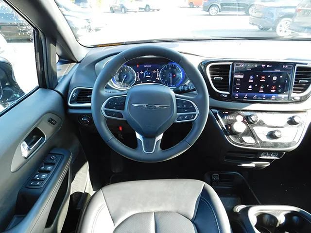 Used 2025 Chrysler Pacifica Select FWD image 12