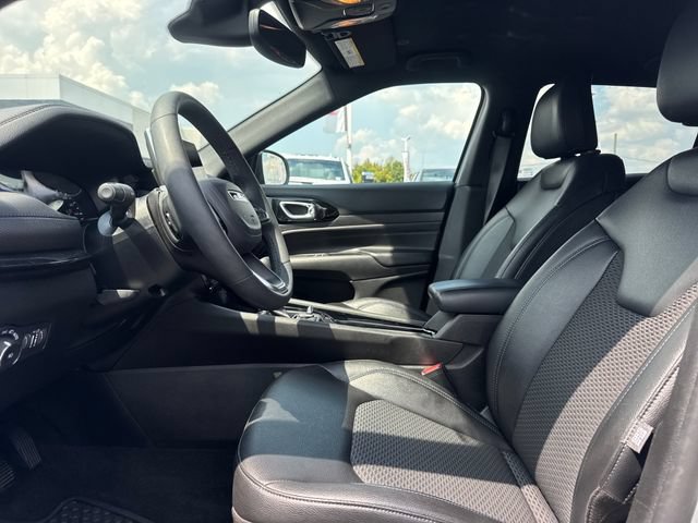 Used 2025 Jeep Compass Latitude w/ Convenience Group AWD/4WD image 13