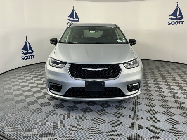 Used 2024 Chrysler Pacifica Touring-L image 2