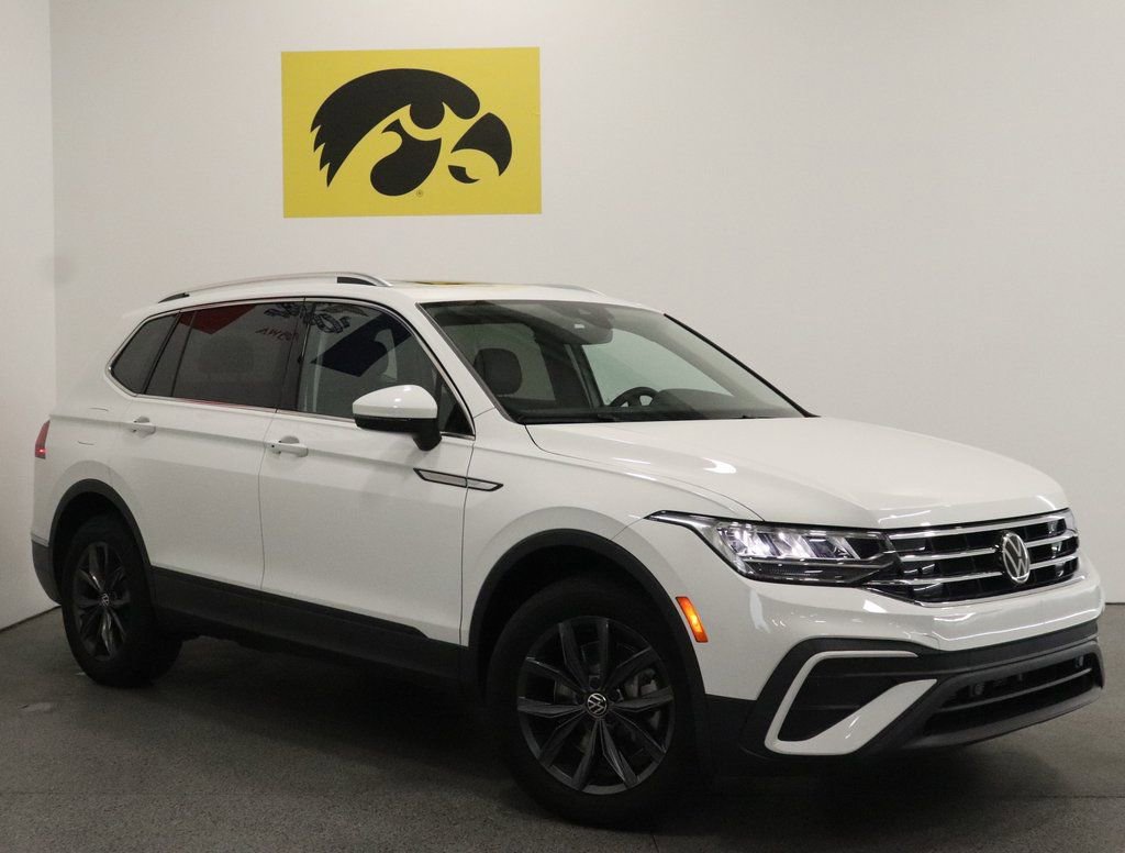 Used 2024 Volkswagen Tiguan SE w/ Panoramic Sunroof Package image 2