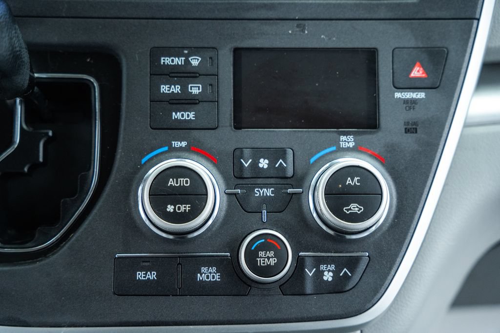 Used 2020 Toyota Sienna LE w/ LE Preferred Package FWD image 24