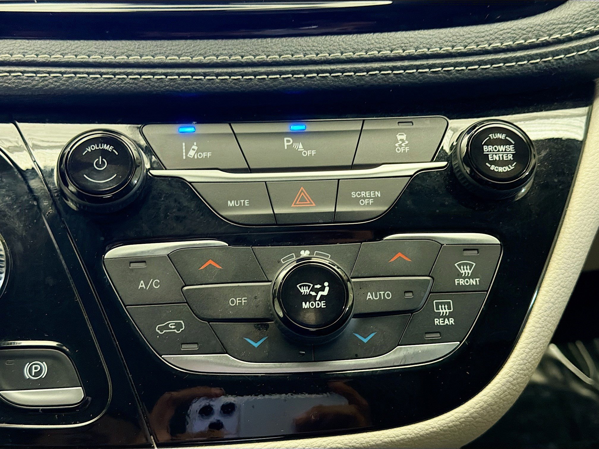 Used 2024 Chrysler Pacifica Select image 10