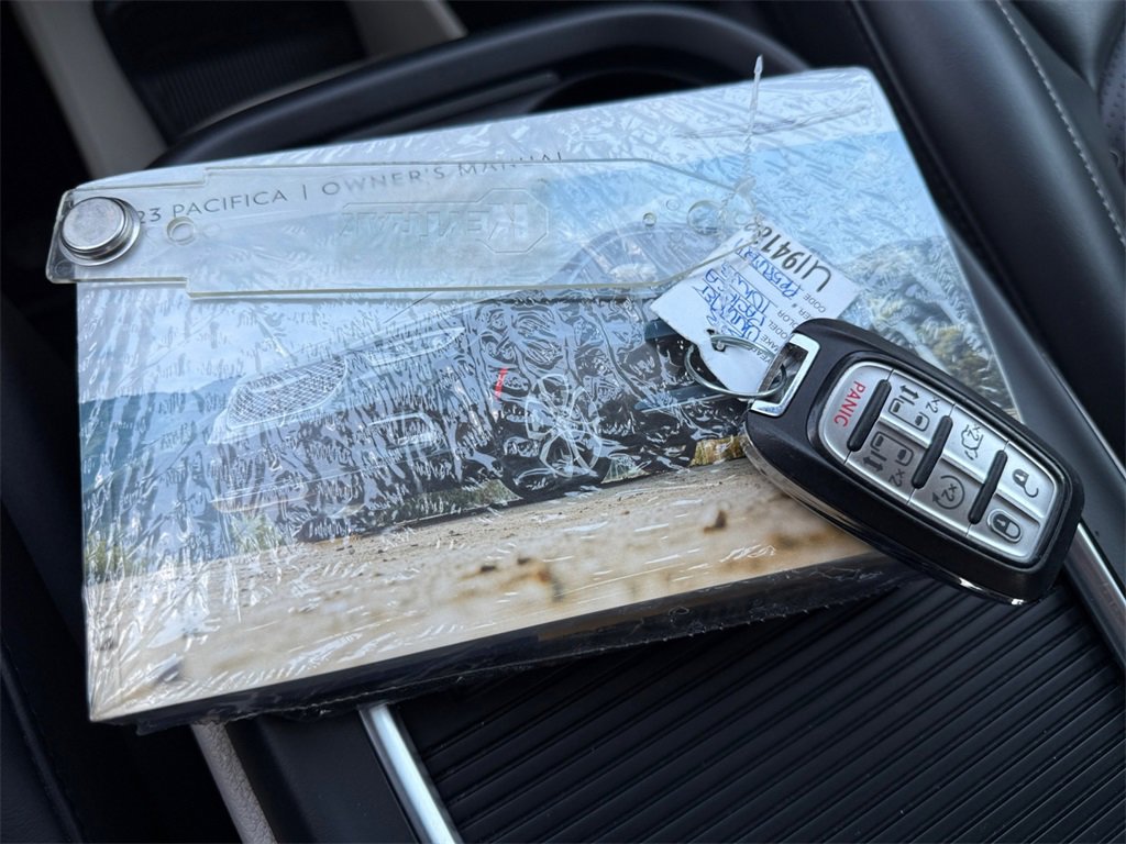 Certified 2023 Chrysler Pacifica Touring-L image 29