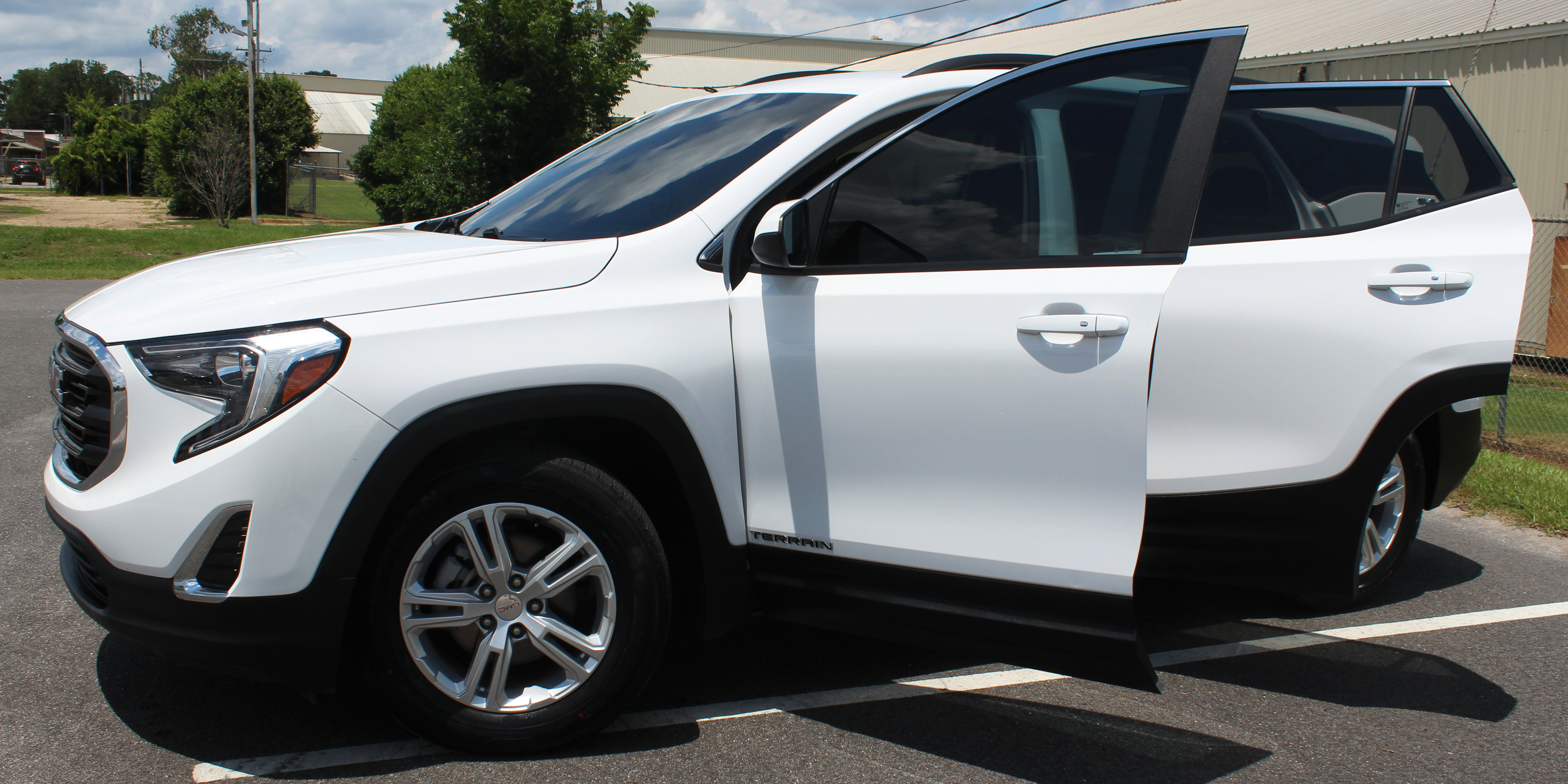 Used 2021 GMC Terrain SLE w/ Driver Convenience Package image 3