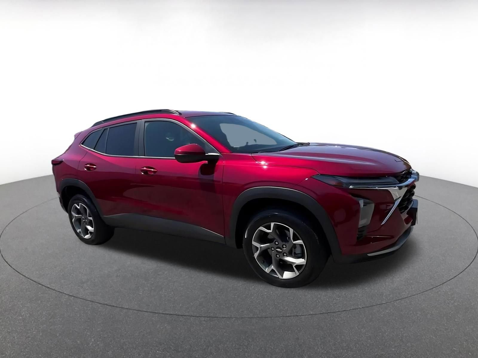 Used 2025 Chevrolet Trax LT FWD image 2