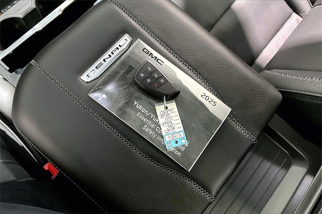 Used 2025 GMC Yukon Denali w/ Sun & Power Step Package image 35