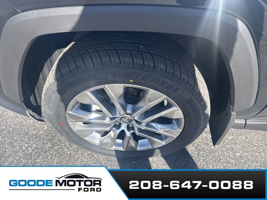 Used 2021 Toyota RAV4 XLE Premium AWD/4WD image 8