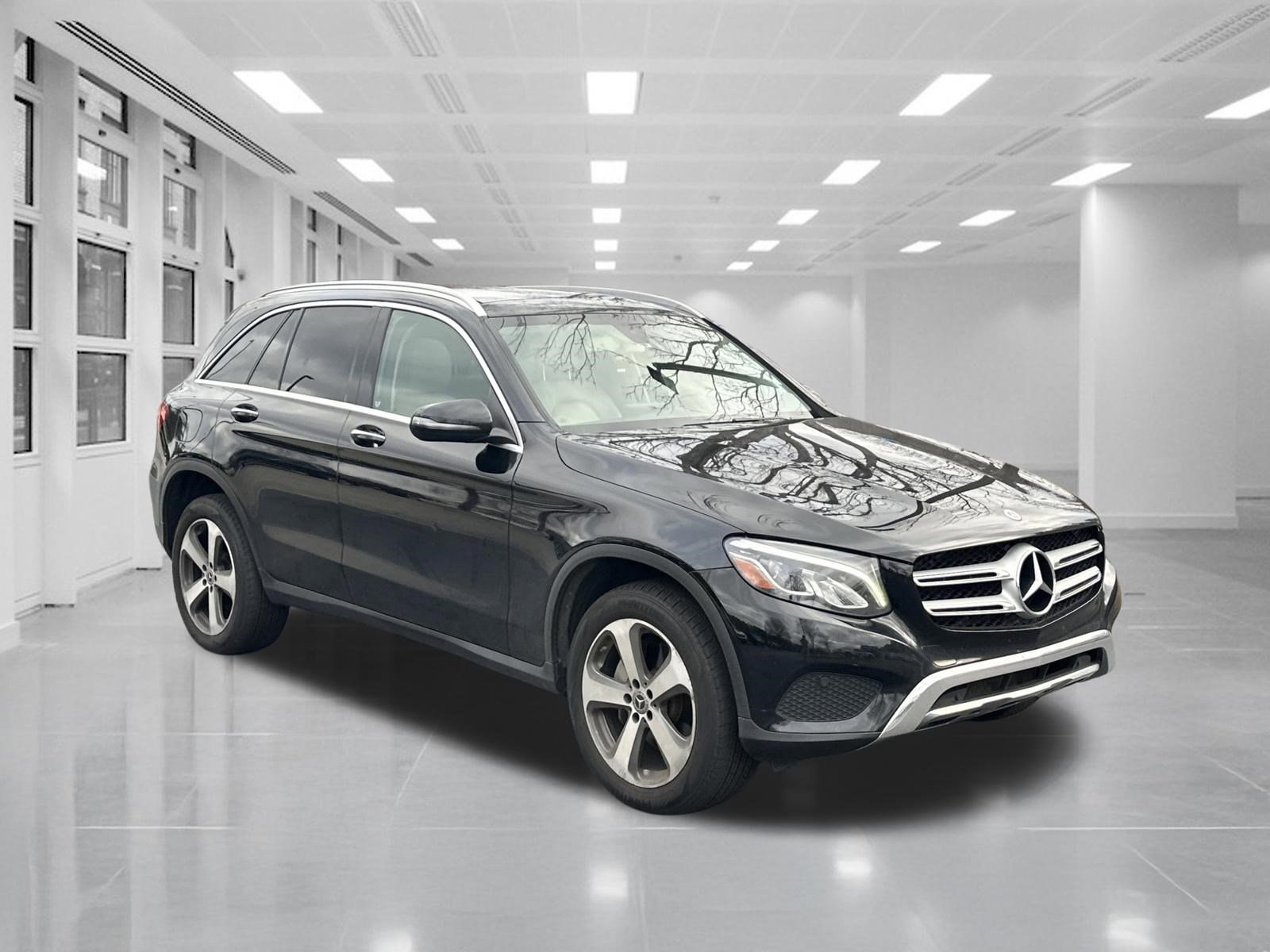 Used 2019 Mercedes-Benz GLC 300 4MATIC image 3
