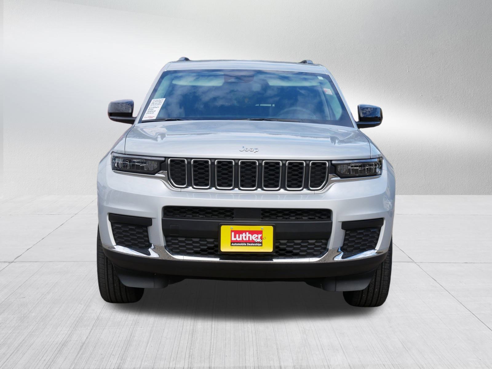 Used 2023 Jeep Grand Cherokee L Laredo image 2