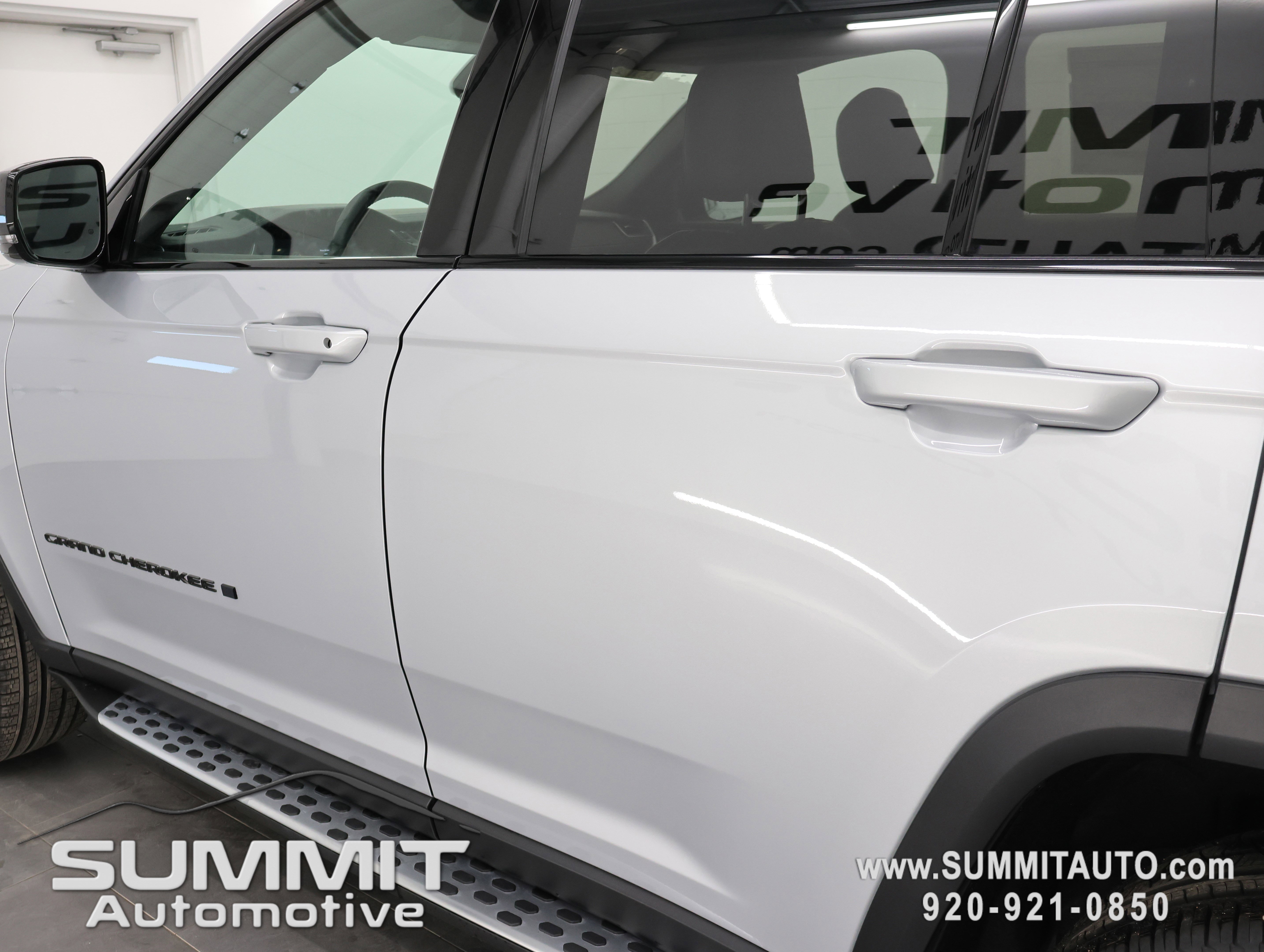 New 2025 Jeep Grand Cherokee Limited w/ Black Appearance Package image 32