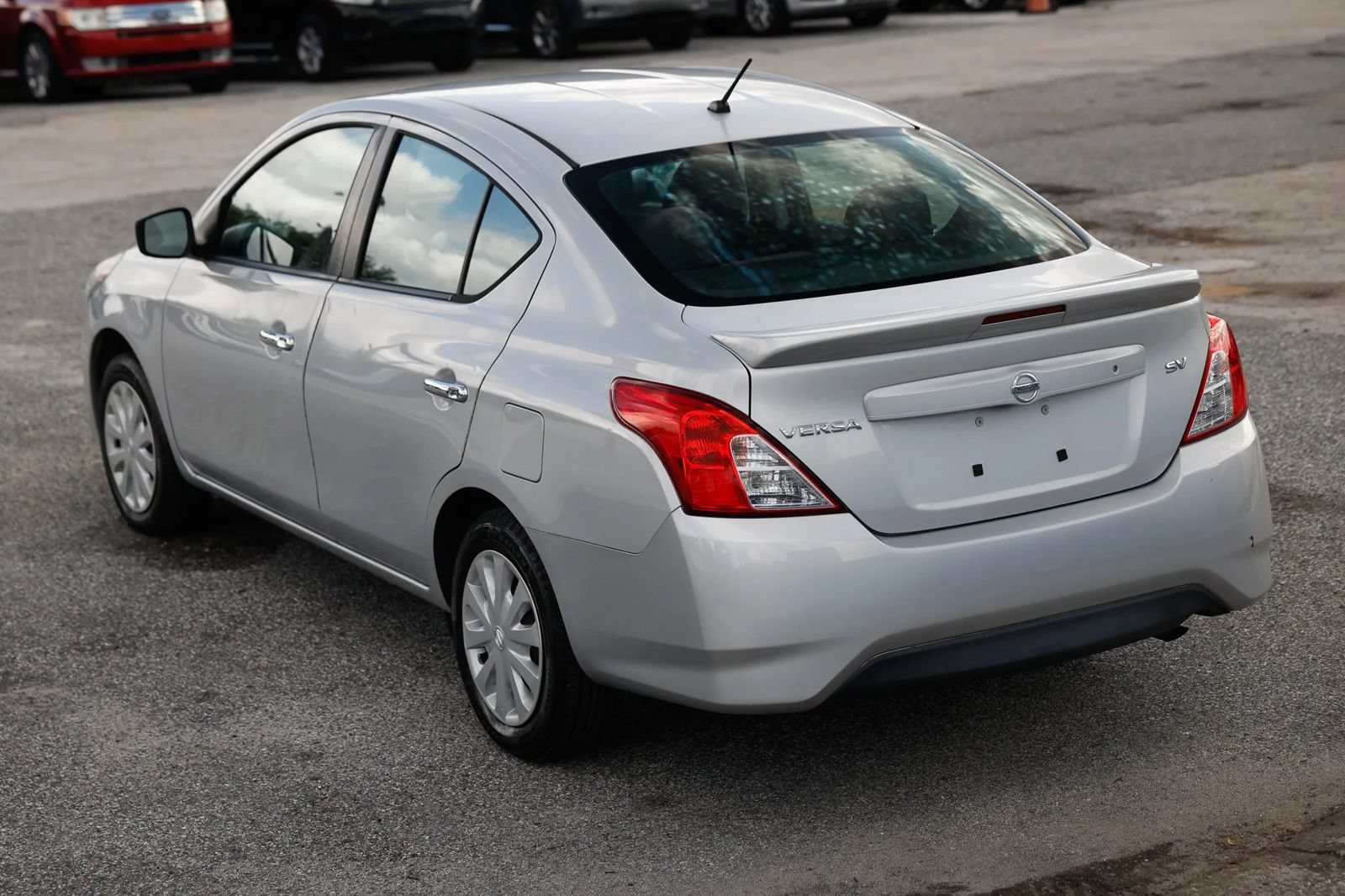 Used 2018 Nissan Versa SV FWD image 4