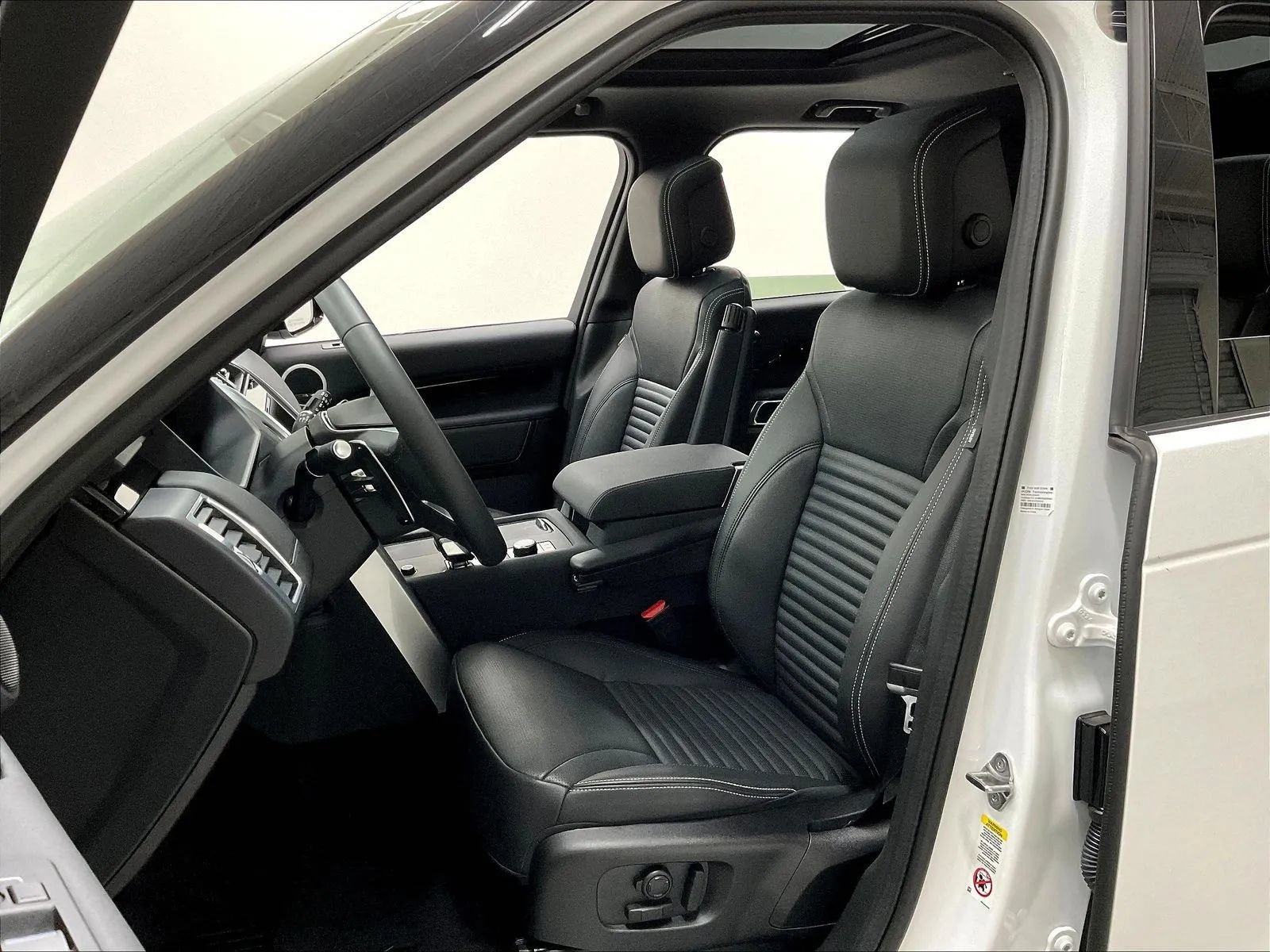 Used 2025 Land Rover Discovery S AWD/4WD image 14