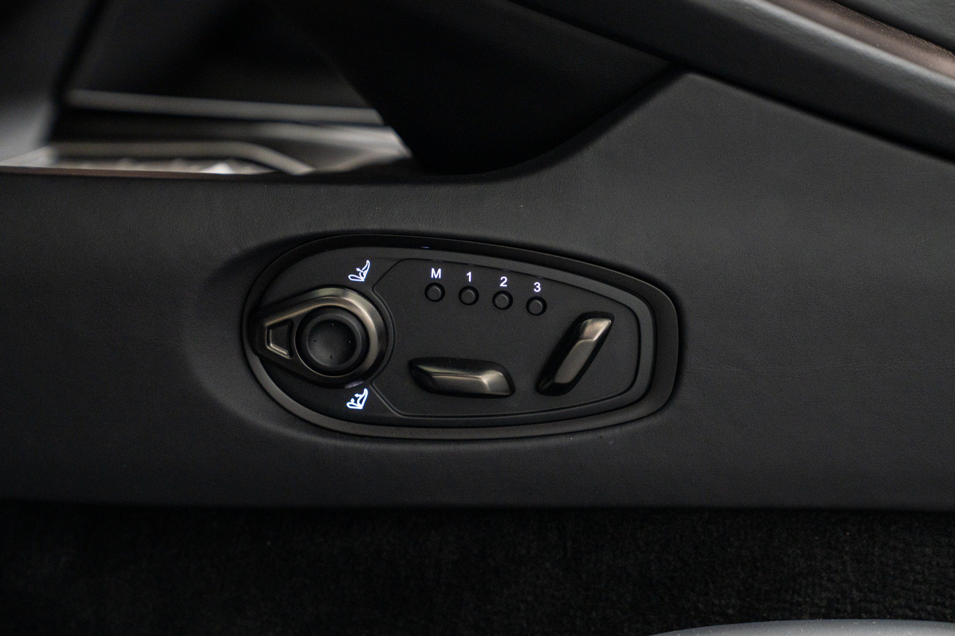 Used 2025 Aston Martin DB12 Convertible RWD image 31