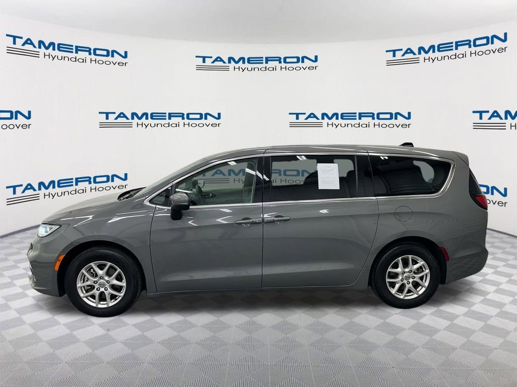 Used 2023 Chrysler Pacifica Touring-L FWD image 2