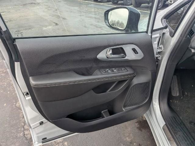 New 2026 Chrysler Pacifica Limited w/ S Appearance Package image 8