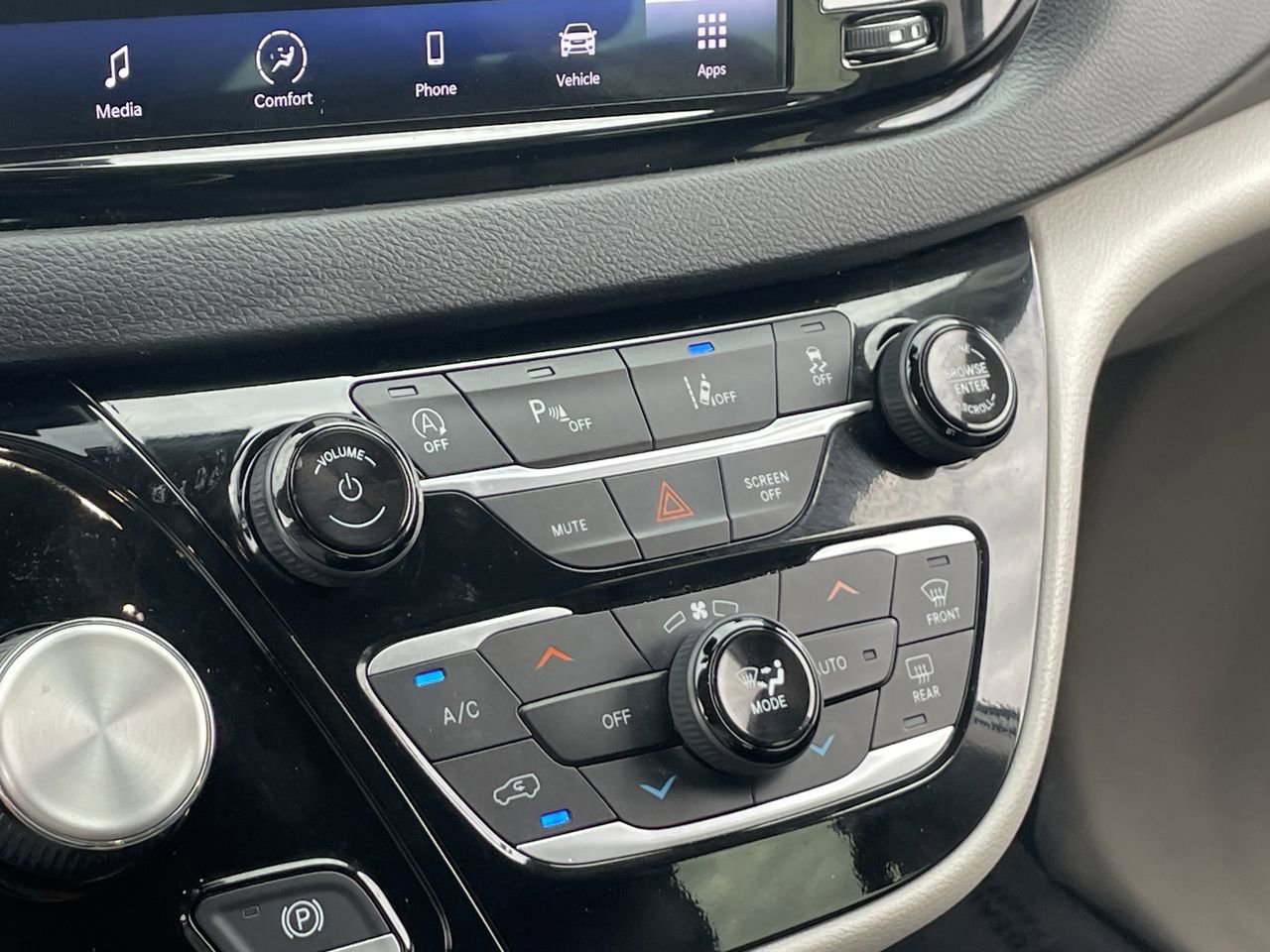 Used 2023 Chrysler Pacifica Touring-L image 28