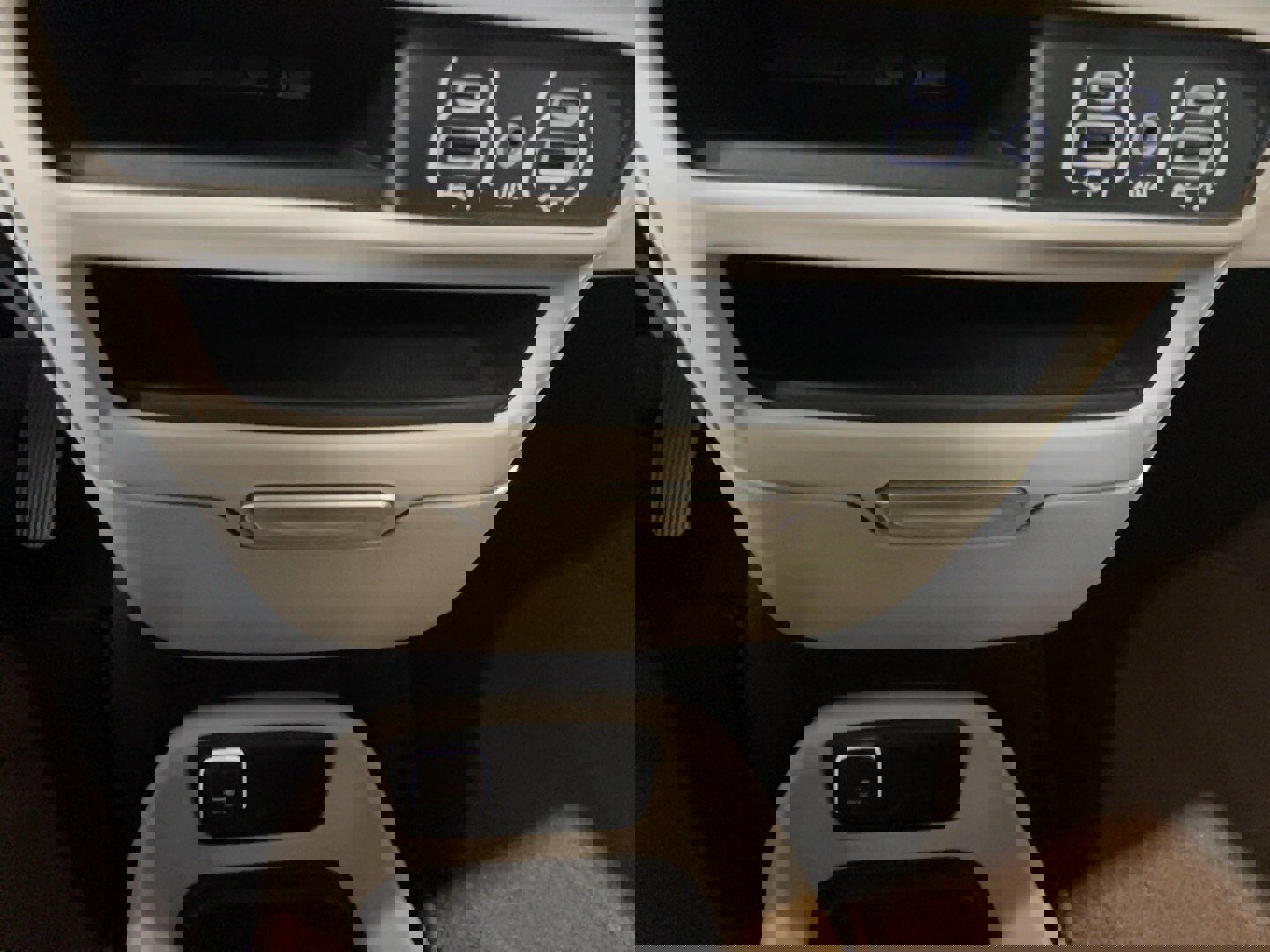 Used 2022 Chrysler Voyager LX image 14