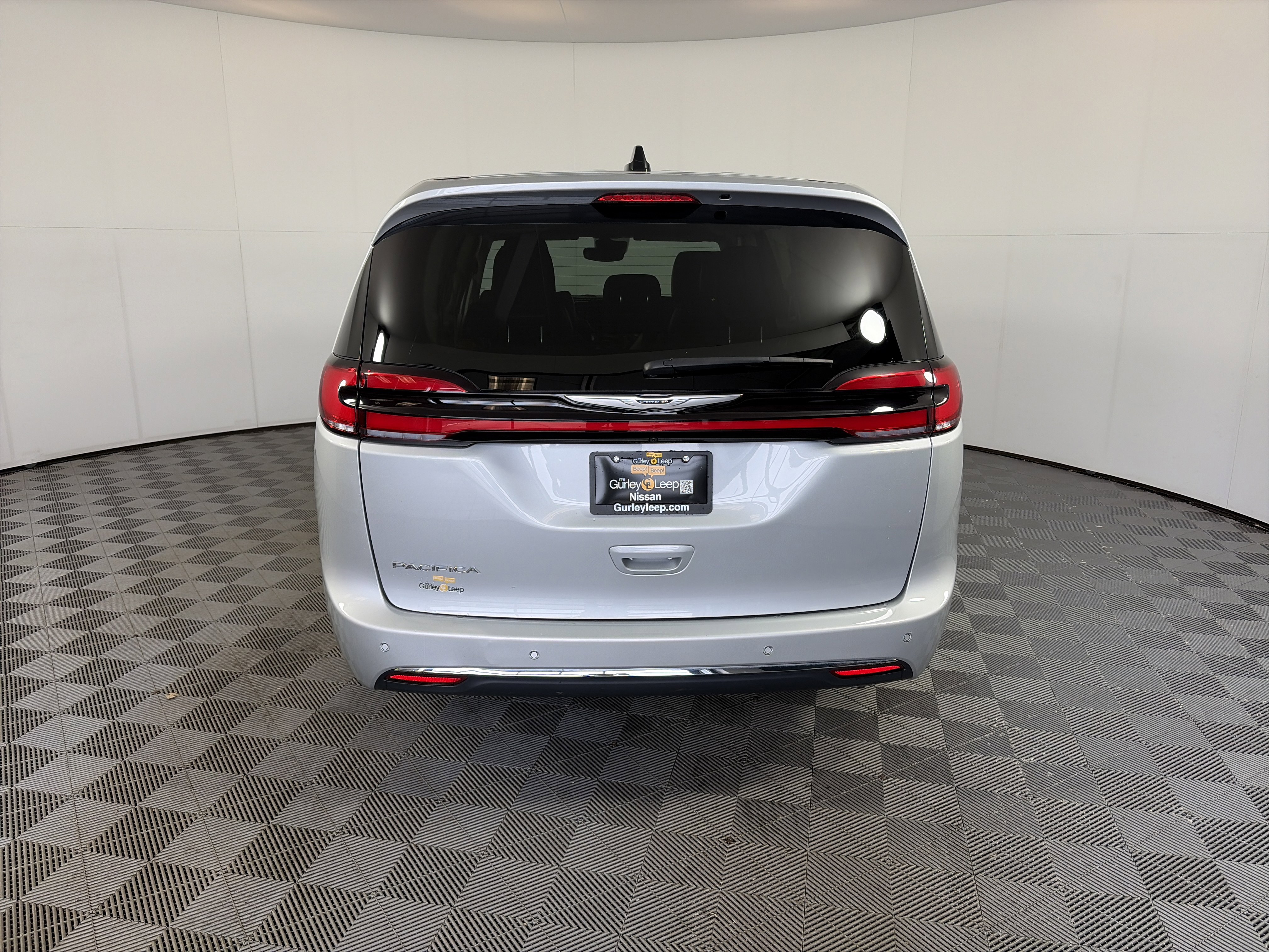 Used 2024 Chrysler Pacifica Touring-L image 10