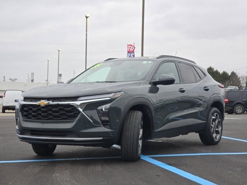 Certified 2025 Chevrolet Trax LT w/ Driver Confidence Package image 10