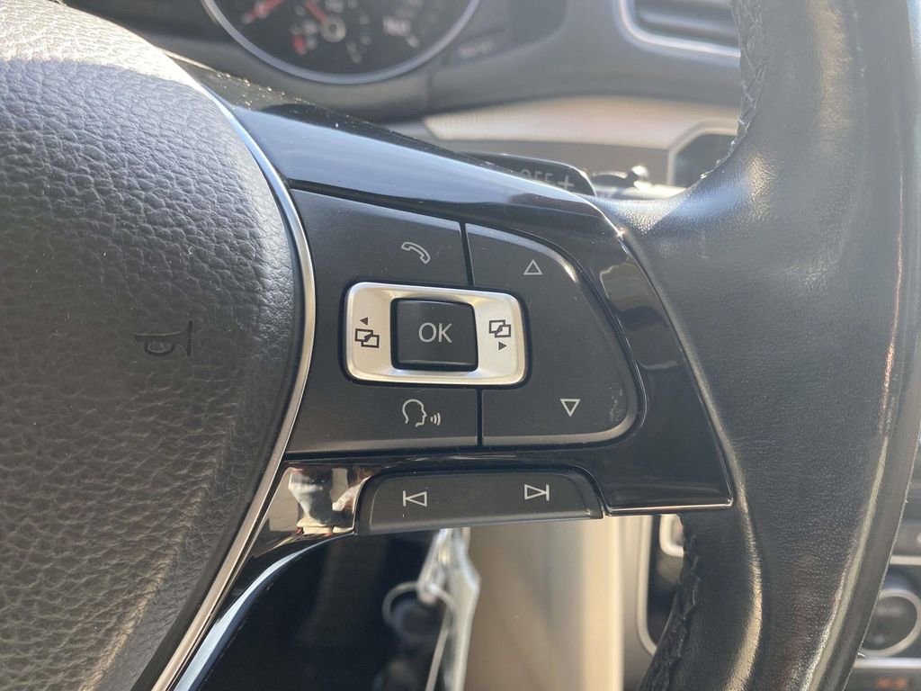 Used 2018 Volkswagen Passat 2.0T R-Line w/ R-Line Lighting Package image 19