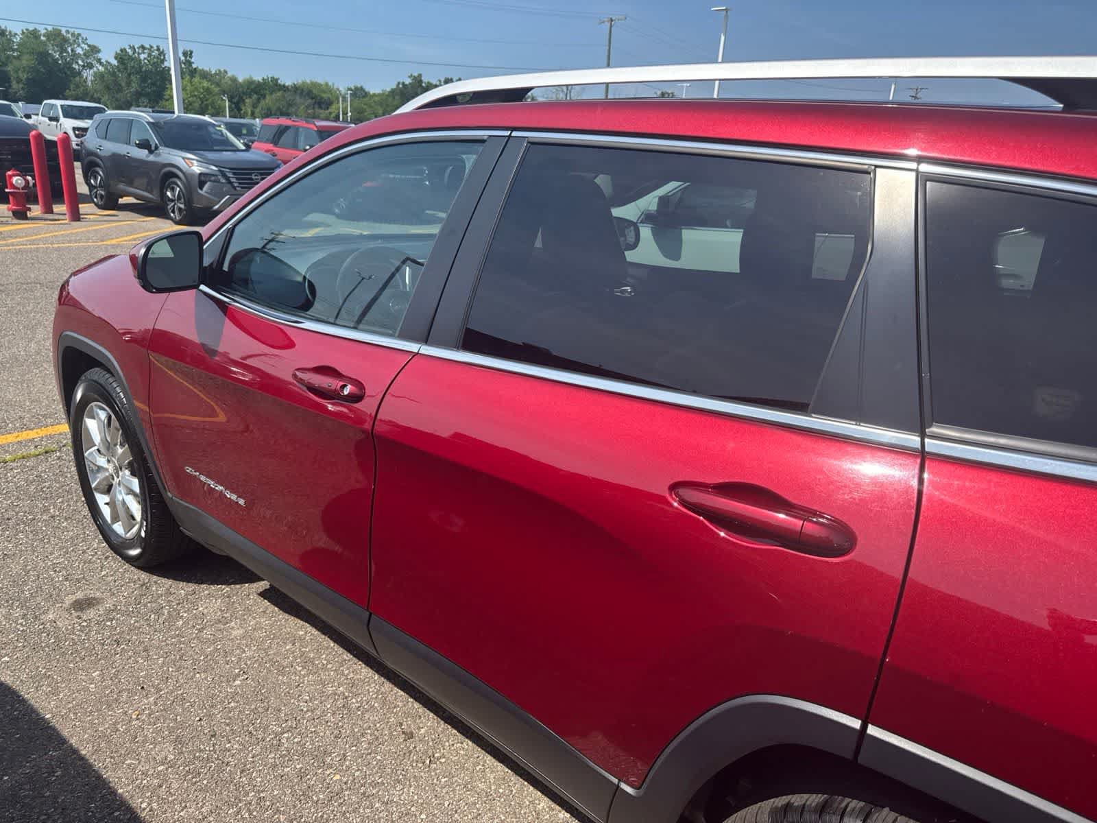 Used 2016 Jeep Cherokee Limited w/ Luxury Group AWD/4WD image 27