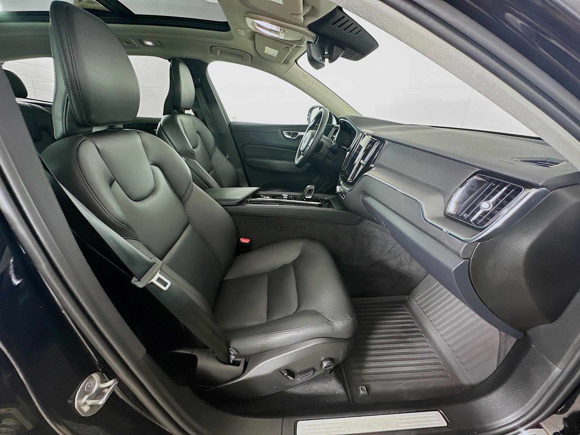 Used 2024 Volvo XC60 B5 Core image 32