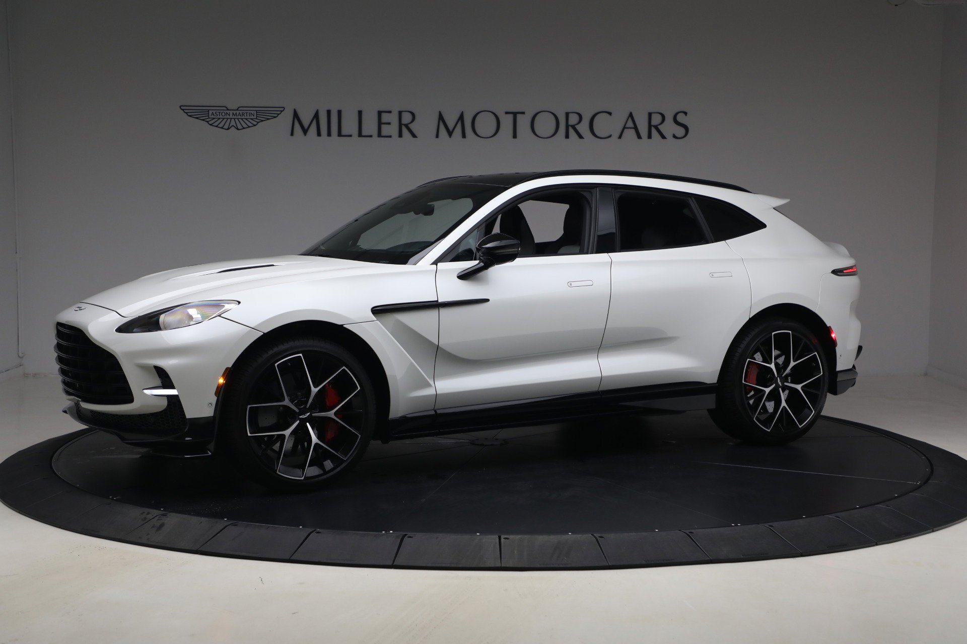 Used 2025 Aston Martin DBX 707 image 2