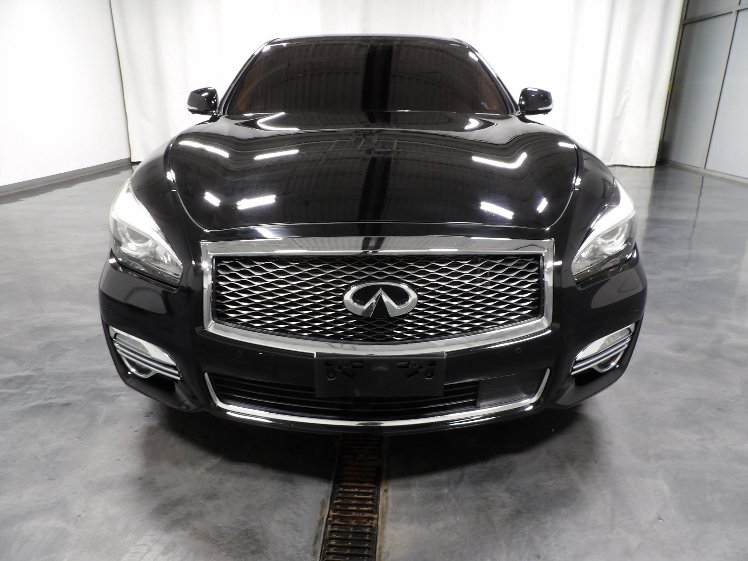 Used 2016 INFINITI Q70 L 3.7 w/ Technology Package AWD/4WD image 3