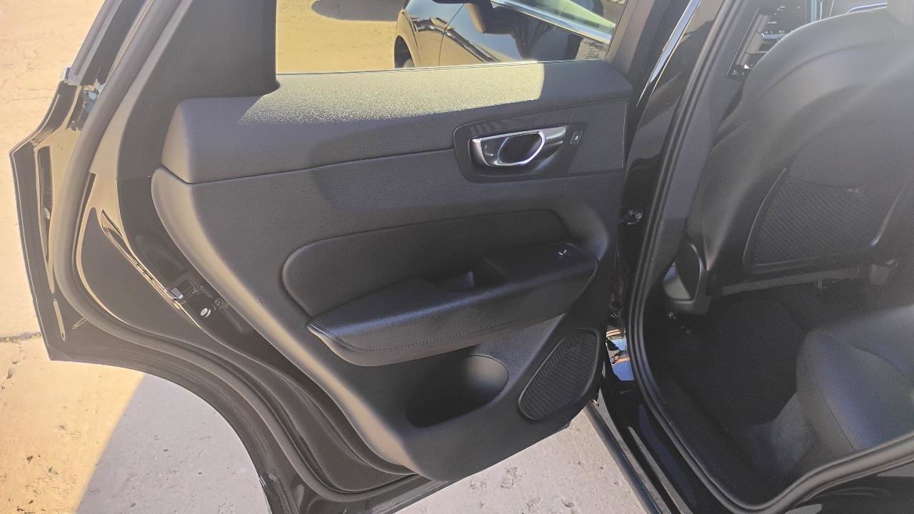 Used 2022 Volvo XC60 B5 Momentum AWD/4WD image 17