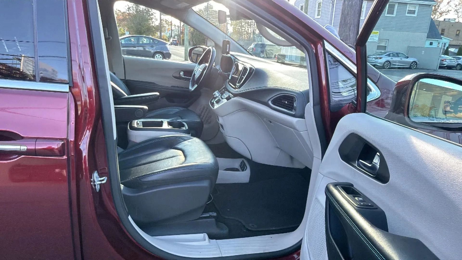 Used 2021 Chrysler Pacifica Touring-L image 25